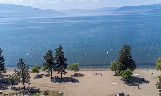 Central Okanagan House | Family Home across the beach/Location/Hot tub/Paddle board/Badminton net