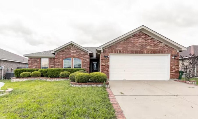 Southeast Arlington House | Family Home close to AT&T Stadium w Game Room and Large Patio