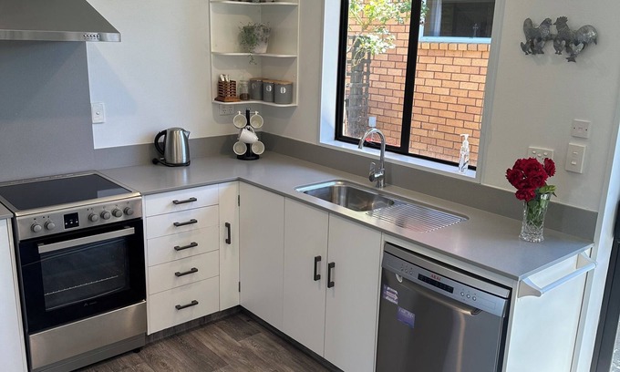 Alexandra House | Family Home close to town. wifi-linen included