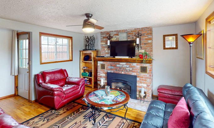 Tarryall House | Family Home - Enclosed Yard, Gourmet Kitchen & W/D