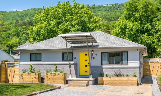 St. Elmo Improvement League House | Family Home in CHATTANOOGA! 3 miles to ROCK CITY! Private BACKYARD + BIKE PATH