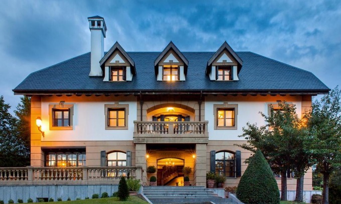 Oiartzun House | Family Home in Oiartzun with Mountain View