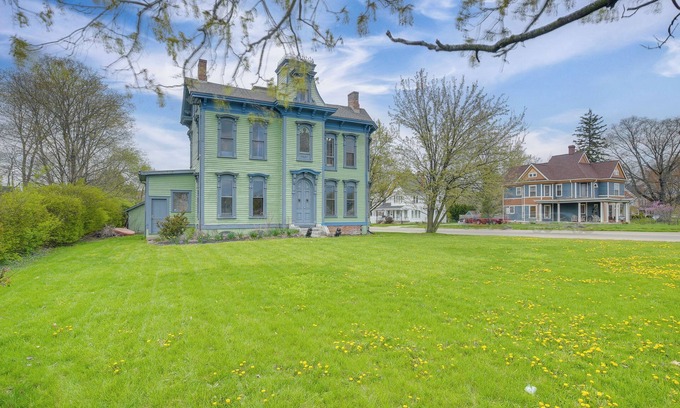 Franklin House | Family Home Near Franklin Historic District