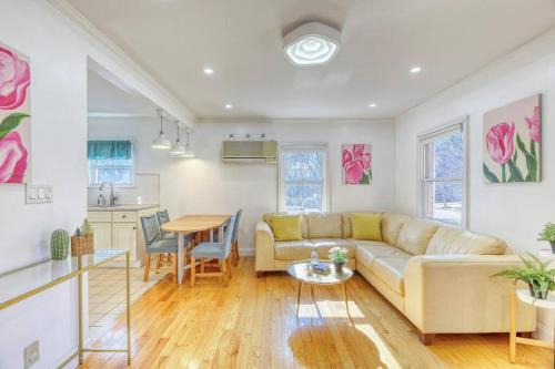 Glen Head House | Family Home near NY Beach - Private Workspace
