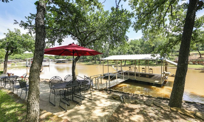 Chico House | Family Home on Lake Bridgeport: Pets Welcome!