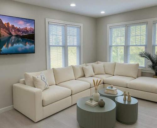 East Shore House | Family Home Pool HotTub Near Lighthouse Point Park