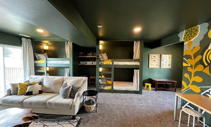 East Wenatchee House | Family Home: Sleeps 12, Game Room, Hot Tub & Views