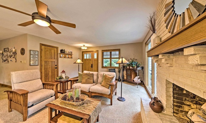 Effingham House | Family Home w/Deck on Lake Sara: Pets are Welcome