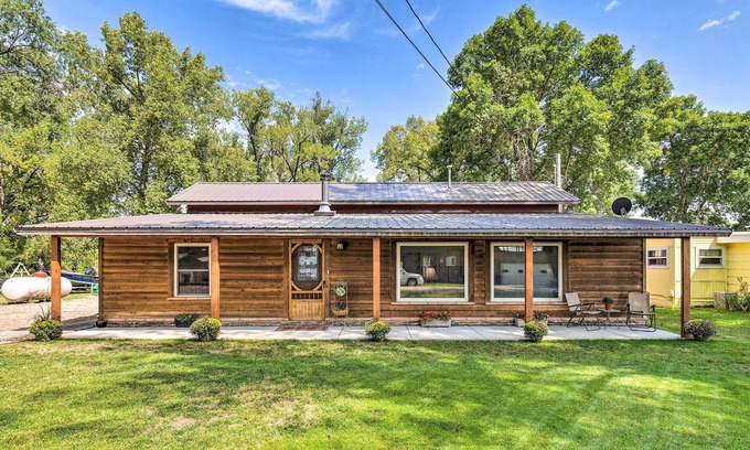 Elwood House | Family Home w/Hot Tub - Walk to Johnson Lake!