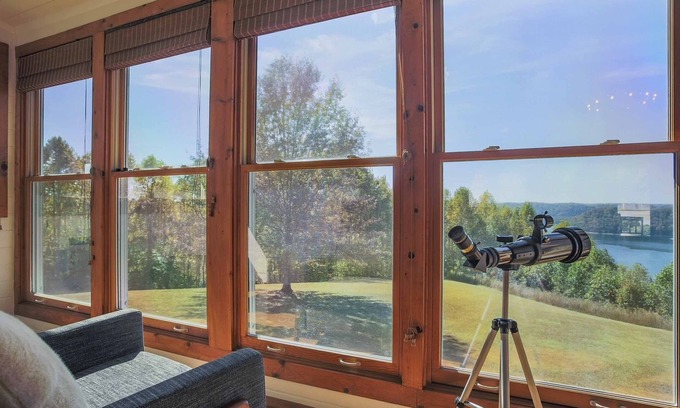 Baxter Cabin | Family Home w/Porch & Center Hill Lake Views!