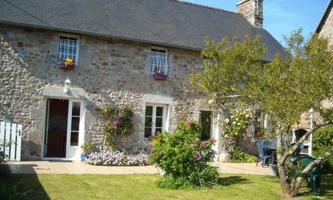 Orval sur Sienne Cottage | Family home with enclosed garden, Wifi and garage in Orval sur Sienne