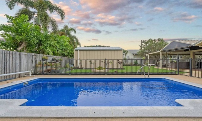 Mount Louisa House | Family Home With Pool In Mount Louisa