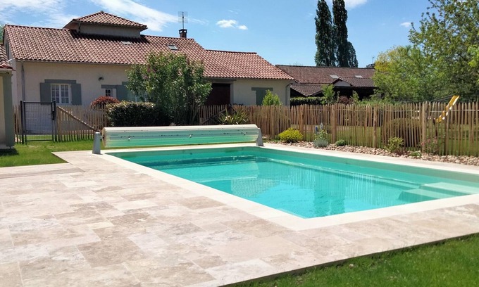 Chancelade Cottage | Family Home with Private Pool Near Périgueux