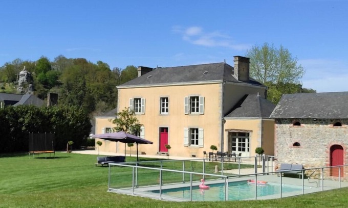 Chailland House | Family house 10 pers/Swimming pool/Services +/All inclusive.