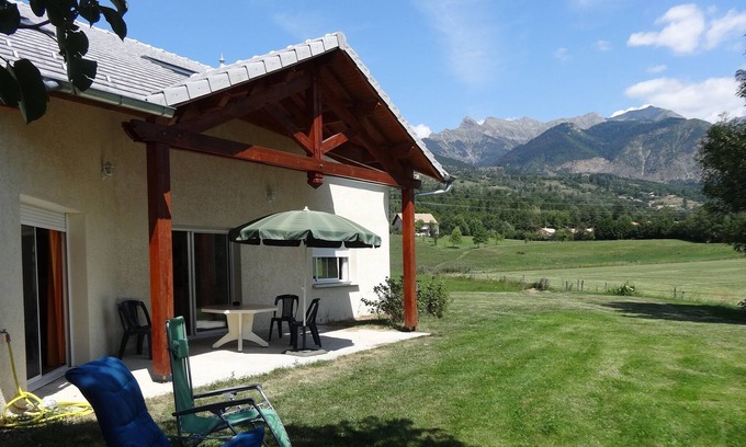 La Batie-Neuve House | Family house between lake and mountain for 12 people