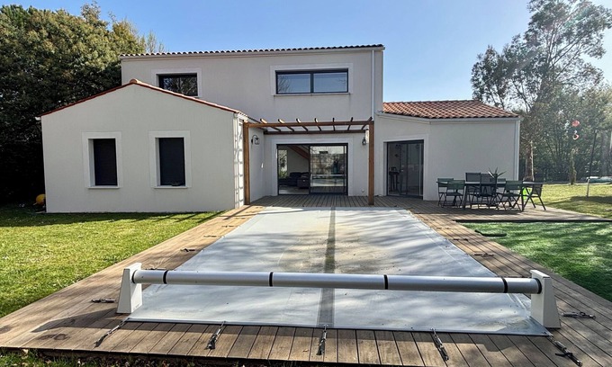 Breuillet House | Family house, garden and pool, near beaches