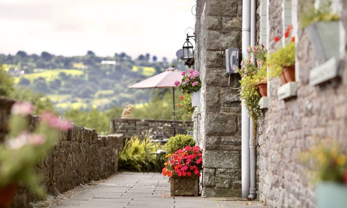 Llangattock House | Family house in the Brecon Beacons (close to Crickhowell, Hay & Brecon)