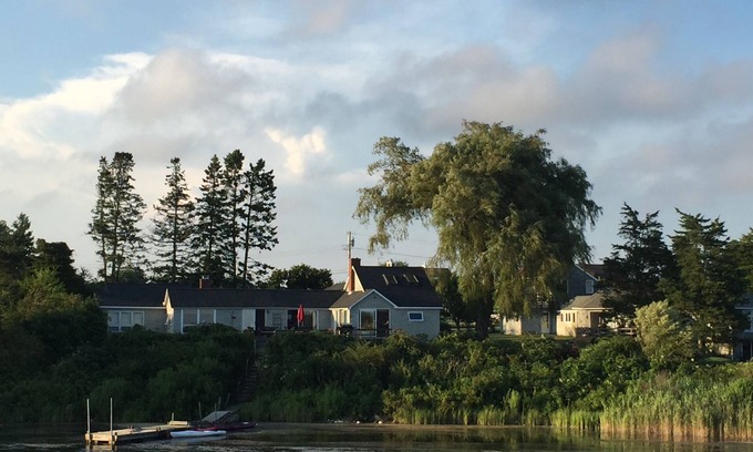 Charlestown House | Family house on Ninigret Pond in Arnolda East