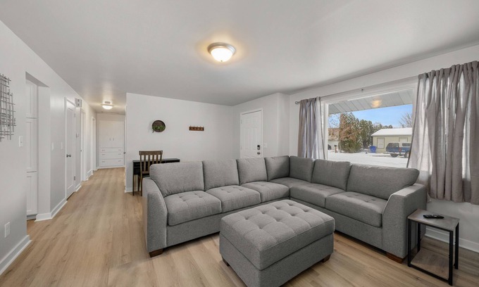 Spokane Valley House | Family House - Two Living Rooms - PING PONG!