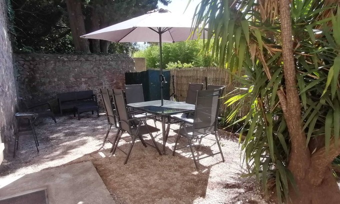 La Crau House | Family house with private garden sleeps 8 among the vines. Allowed celebrations