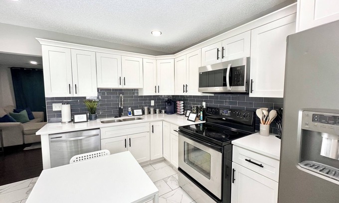 Lilburn Apartment | Family+King bed+Full Kitchen+55"SmartTV+Back Yard