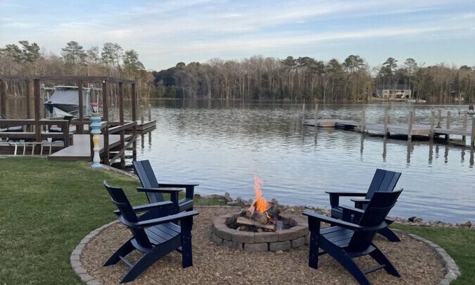 Chapin House | Family lakehouse+ private dock, ask about FB season man cave