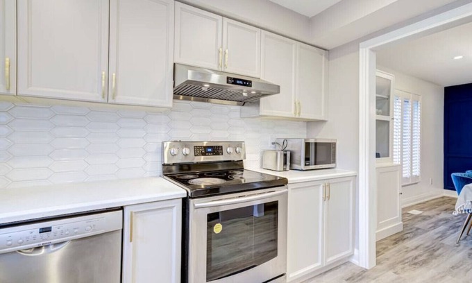 Erin Mills House | Family Lounge: 4BR, Crib & Patio BBQ