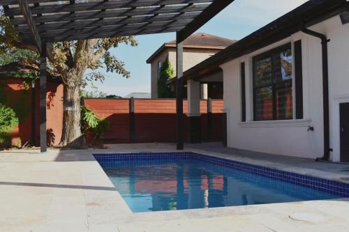 McAllen House | Family Luxury home with Pool in McAllen near by hospitals and stores