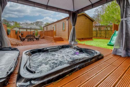Wilberfoss Apartment | Family Luxury York Cabin Retreat with hot tub