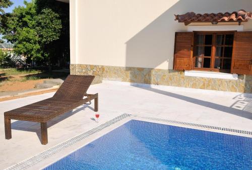 Agii Apostoli Villa | Family Maisonette by the Beach with Pool