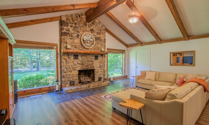 Dayton Cabin | Family mountain cabin with room to spread out 20 minutes from Harrisonburg, VA.