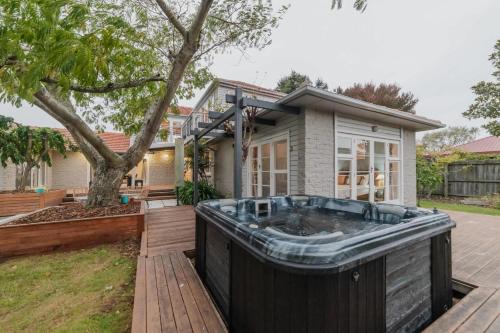 Avonhead House | Family Oasis - Deck Garden & Space