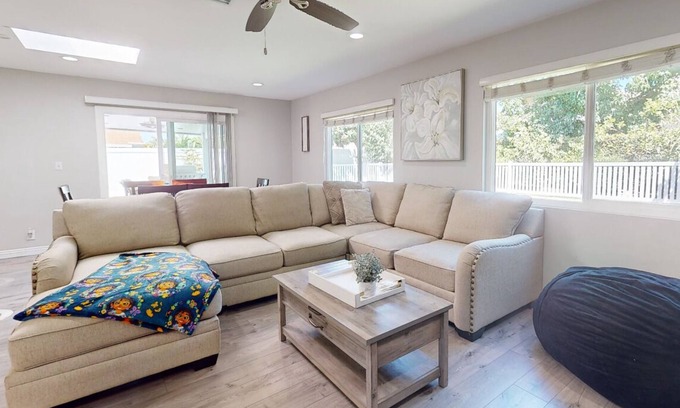 Orange House | Family Oasis: Modern & Cozy Pet-Friendly Home. Close to Disney