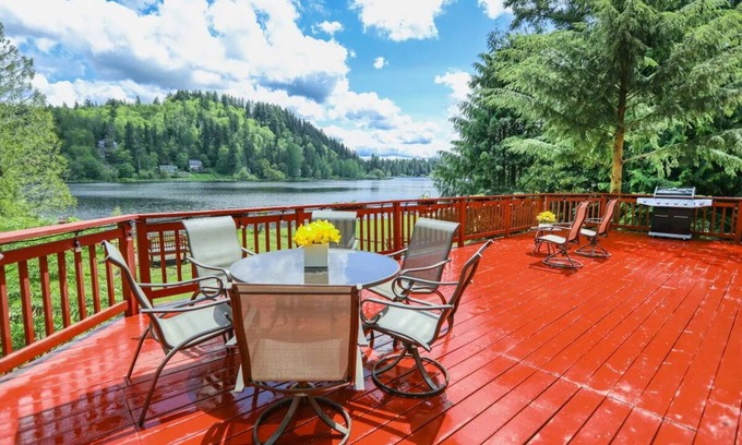 Maple Heights-Lake Desire House | Family Oasis on Lake Desire: Kayaks + Grill + Outdoor Projector Screen