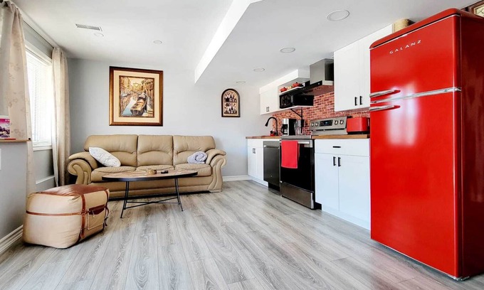 Innisfil Apartment | Family-oriented neighborhood. Modern basement apartment with beautiful ravine.