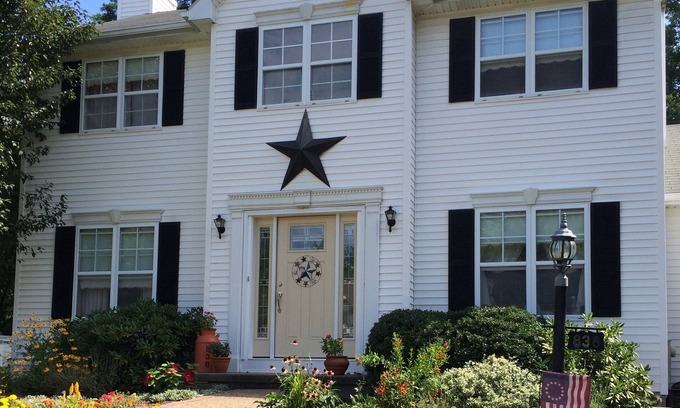 Ballston Spa House | Family & Pet Friendly! Less than 5 miles from down Saratoga & Skidmore College!