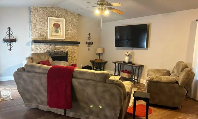 Broken Arrow House | Family & Pet Friendly Broken Arrow Getaway