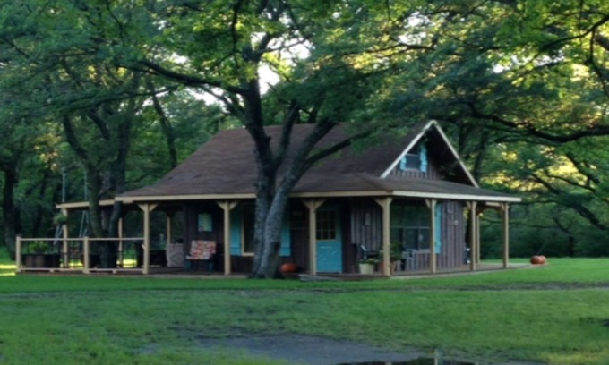 Roanoke Cabin | Family/Pet Friendly Country Cabin Firepit Minutes To DFW & Texas Motor Speedway