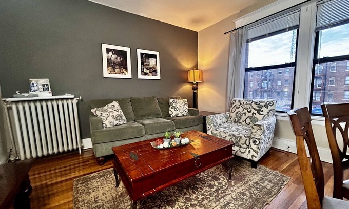 DeBaliviere Place Condo | Family + Pet Friendly, King & Queen beds, steps to Metrolink+ Off-Street Parking