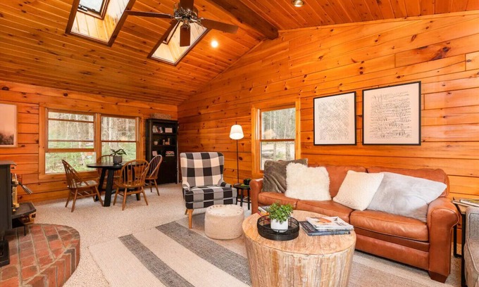 Bartlett Cabin | Family&Pet Friendly*SLOPE SIDE*Fireplace*Stylish