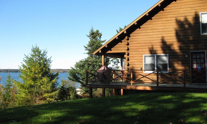 Mid-Coast and Islands House | Family & Pet Friendly Log House On Casco Bay