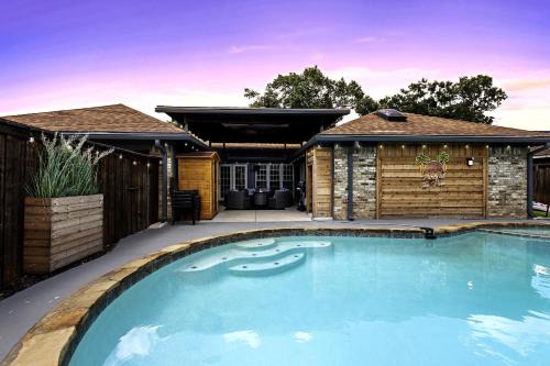 Richardson House | Family Platinum Escape with Heated Pool and Gameroom