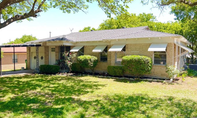 Decatur House | Family-Ready 3BR + Backyard Near the Square