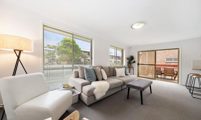 Killarney Vale House | Family Relaxation close to Lake and Beaches