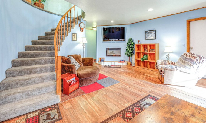 North Pole House | Family Retreat 2 Mi to Santa's House: Pets Welcome