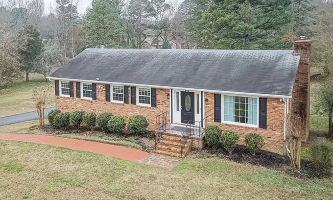Durham House | Family Retreat - 3-bedroom house with NEW Pool, WiFi and AC in North Durham
