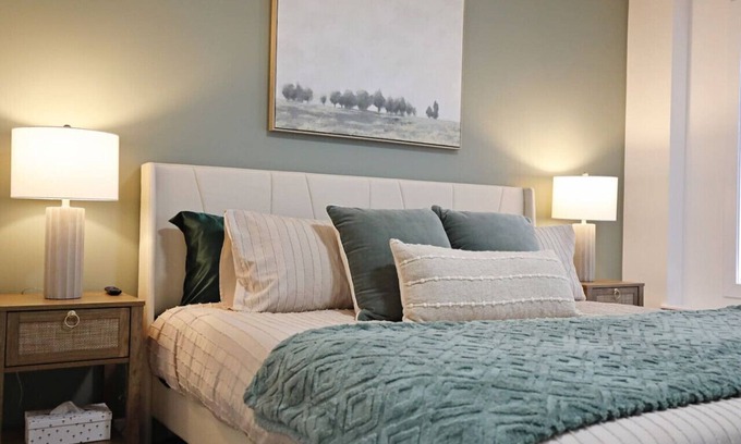 Northwest Edmonton House | Family Retreat: 4 King/3 Queen|Sleeps 14|Near WEM