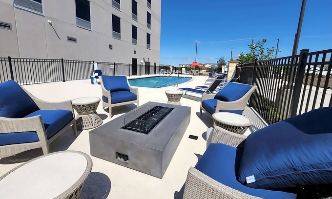 Pflugerville House | Family Retreat Close to Relaxing Lake Pflugerville | Free Breakfast | 4 Units