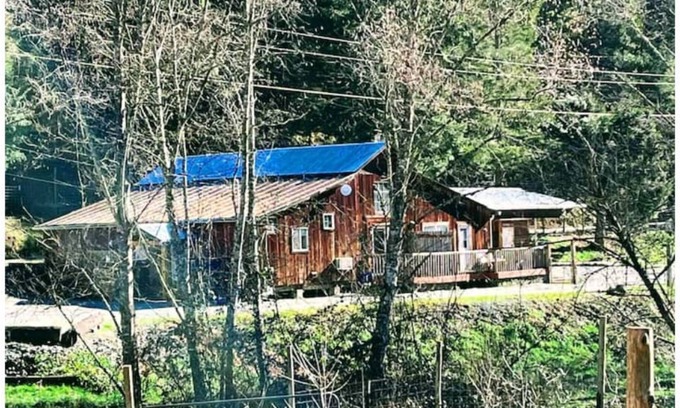 Days Creek House | Family Retreat-Entire Converted Barn-Farm Tours