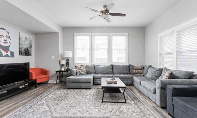 Near Northside House | Family Retreat mins to Children's Museum